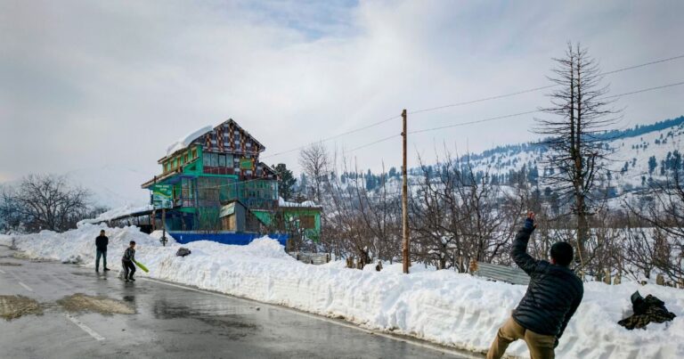 Aaj Ka Mausam Live | Today Weather Live | Weather Red Alert | IMD Weather Update- खत्म नहीं हुई है ठंड,24 घंटे में फिर बरपेगा कुदरत का कहर; IMD ने बारिश-बर्फबारी का जारी किया रेड अलर्ट